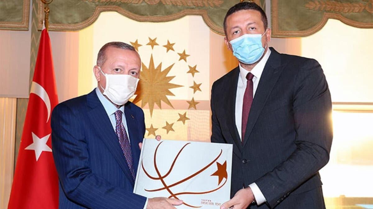 TBF Başkanı Türkoğlu, Başkan Erdoğan'a kitap takdim etti