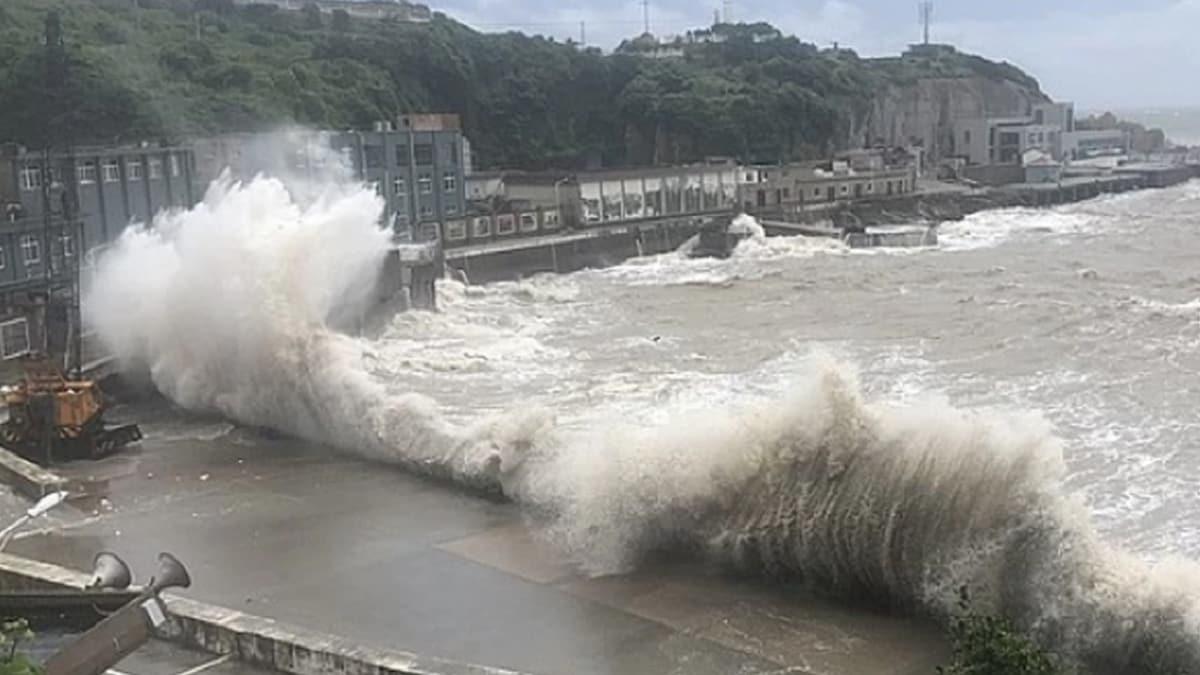 Japonya'da tayfun alarm: 8 milyon kiinin tahliyesi istendi