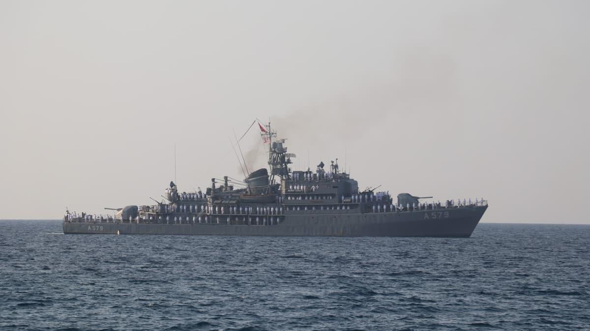 KKTC'de askeri gemiler halk selamlad