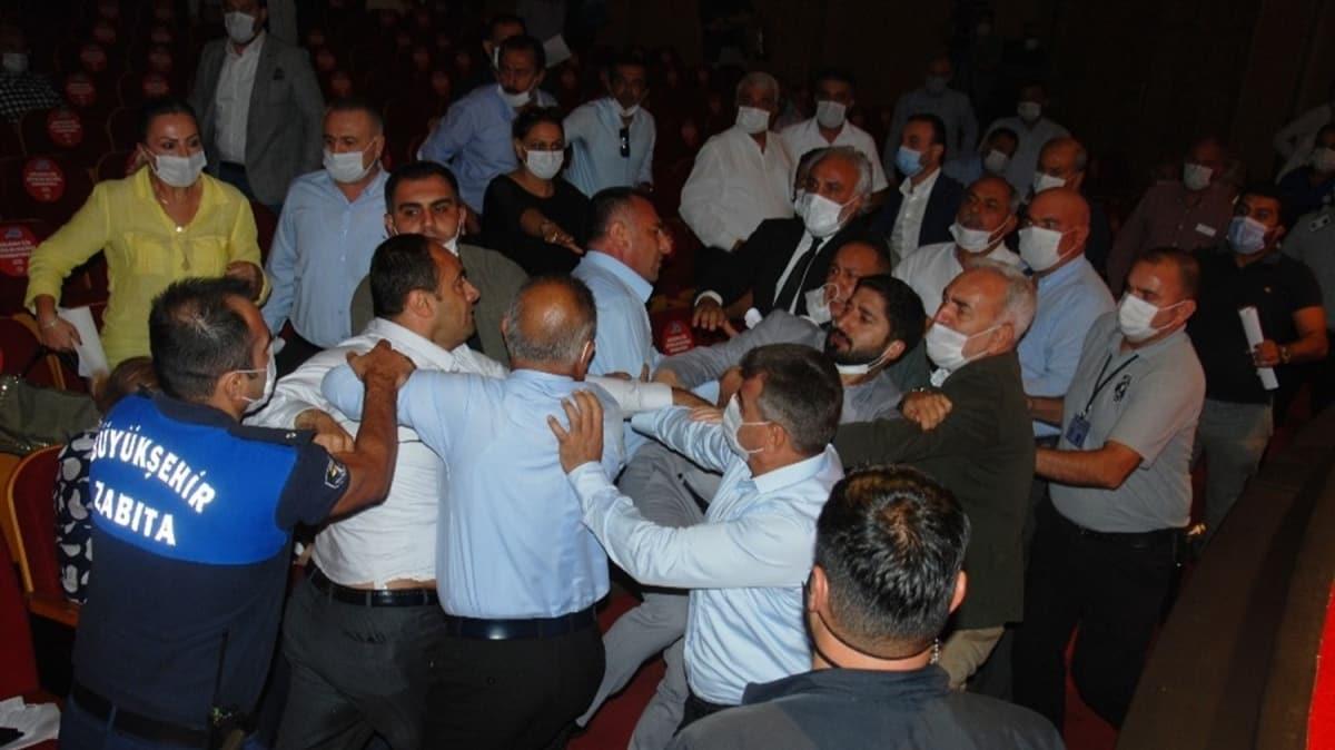 Adana Bykehir Belediye Meclisi'nde arsa sat oylamasnda yumruklu kavga