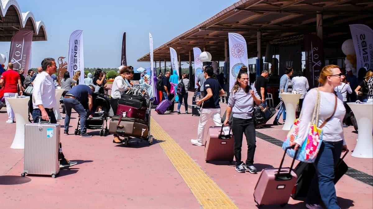 Antalya'ya gelen turist says 2 milyona yaklat