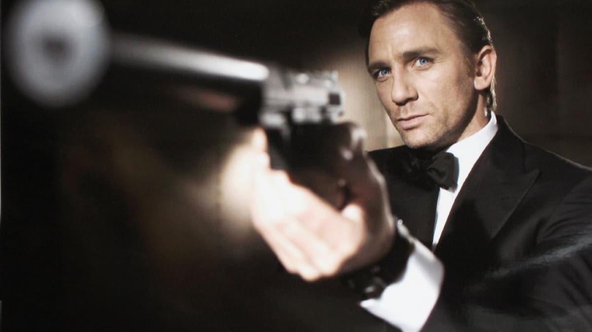 ngiliz polisi James Bond'un alnan silahlarn aryor