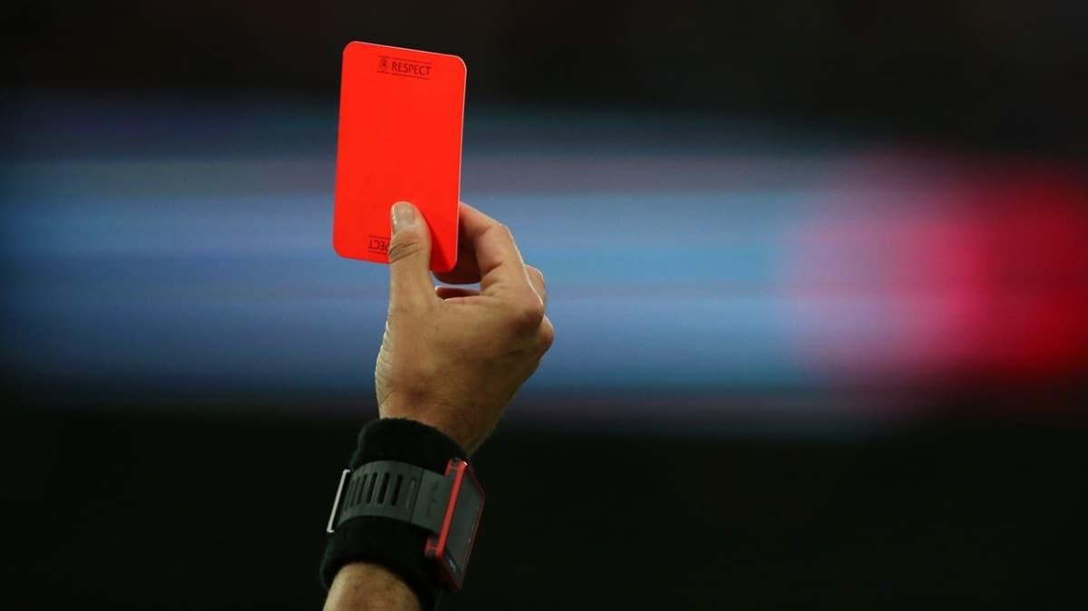 Galatasaray-Fenerbahe derbisinde kartlar havada uuuyor