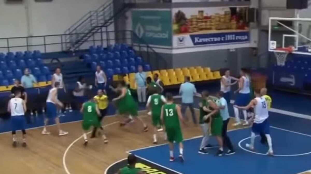 Basketbol manda yumruklar havada uutu