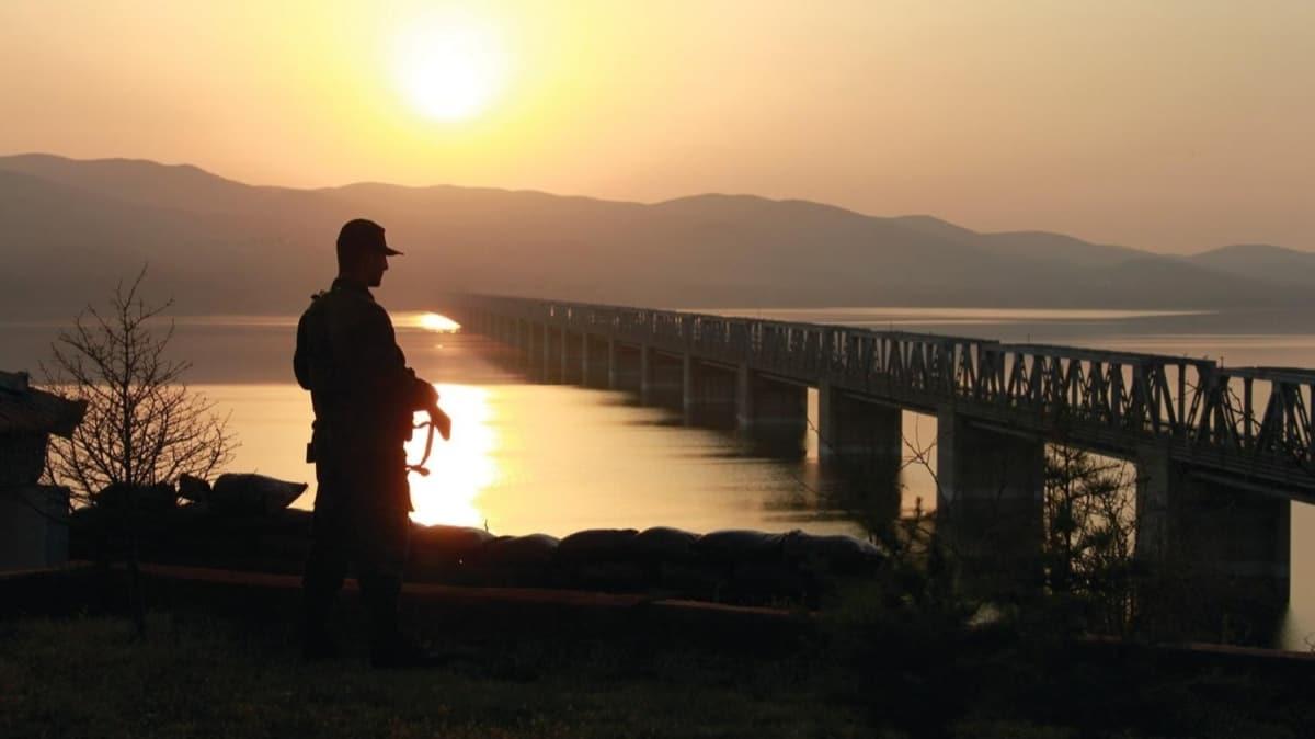 Terr rgtleri ile balantl 12 kii Yunanistan'a gemeye alrken yakaland