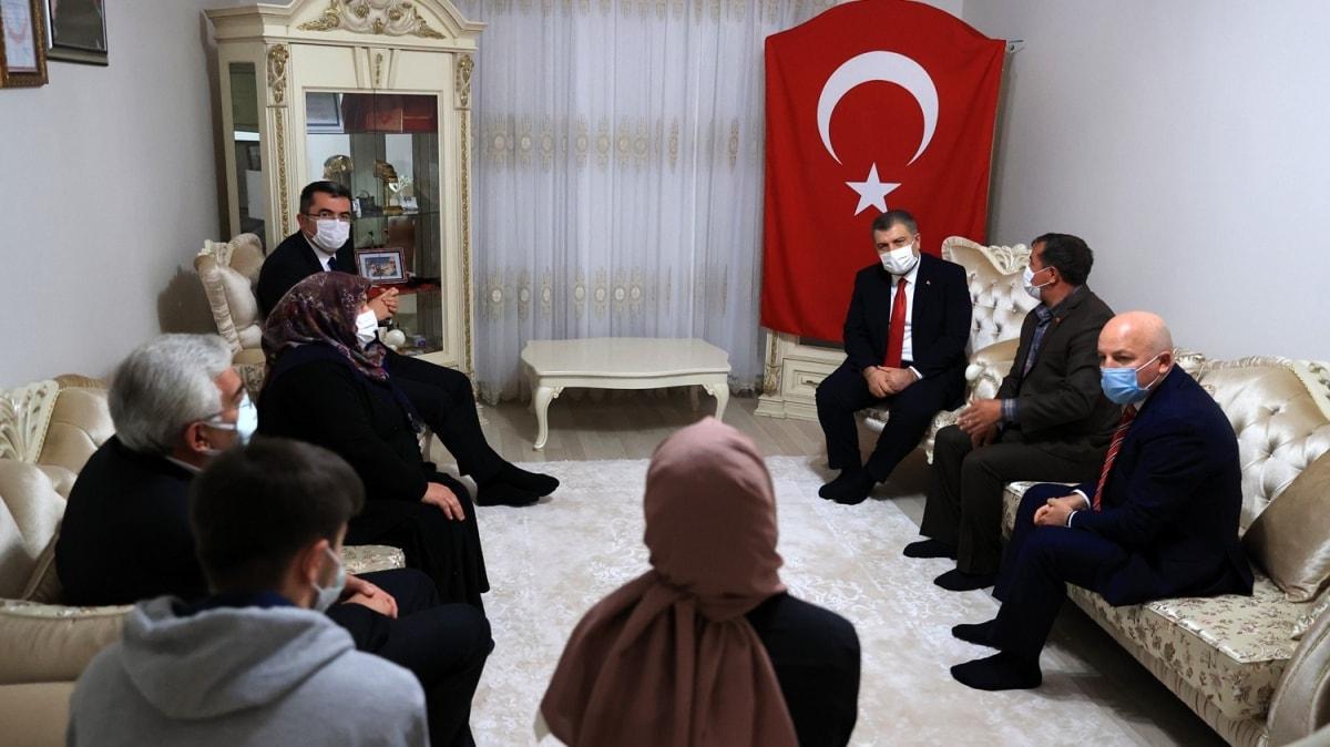 Salk Bakan Koca, Afrin ehidi salk Burak Tatar'n ailesini ziyaret etti