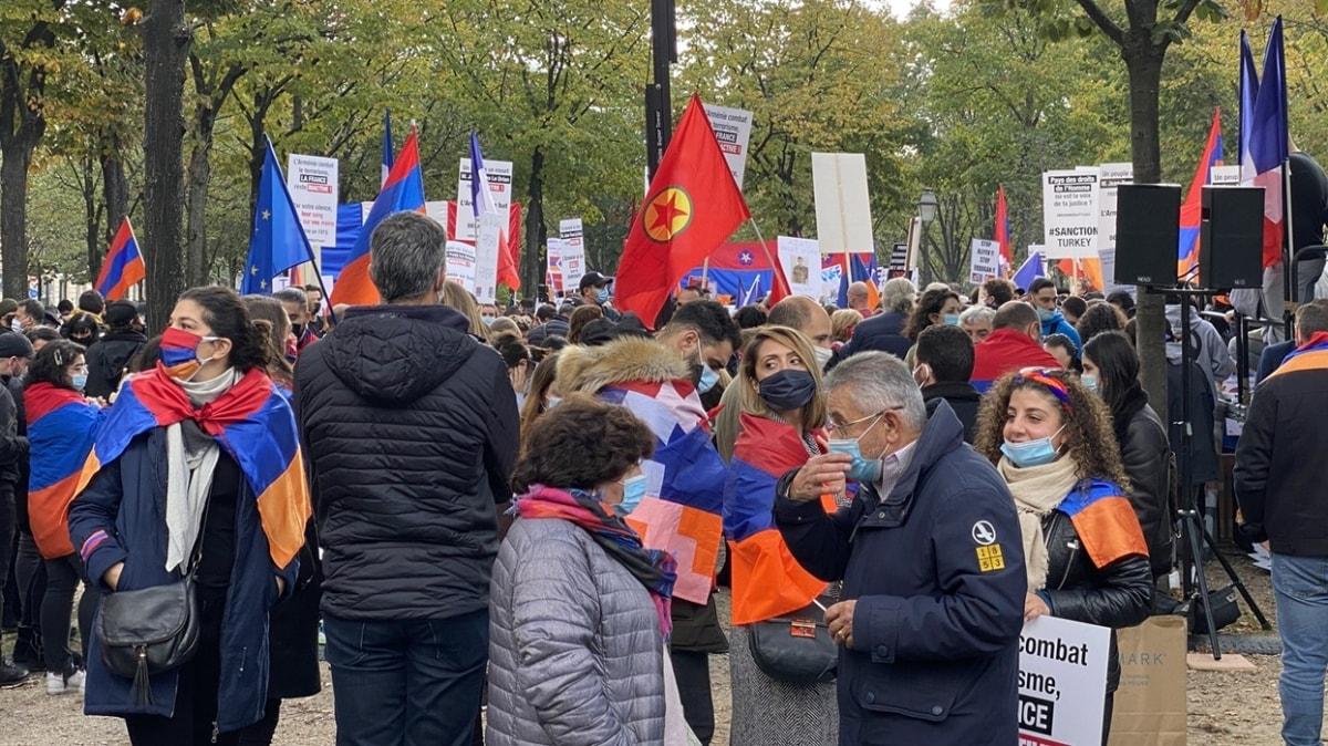 Paris'te PKK ile el ele Ermenistan'a destek gsterisi...  Terr rgt paavralar ile AB bayraklar ayn karede