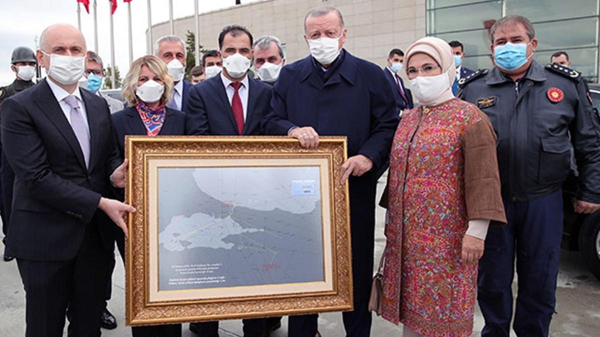 Bakan Erdoan'a 15 Temmuz'da izdii rotann tablosu hediye edildi