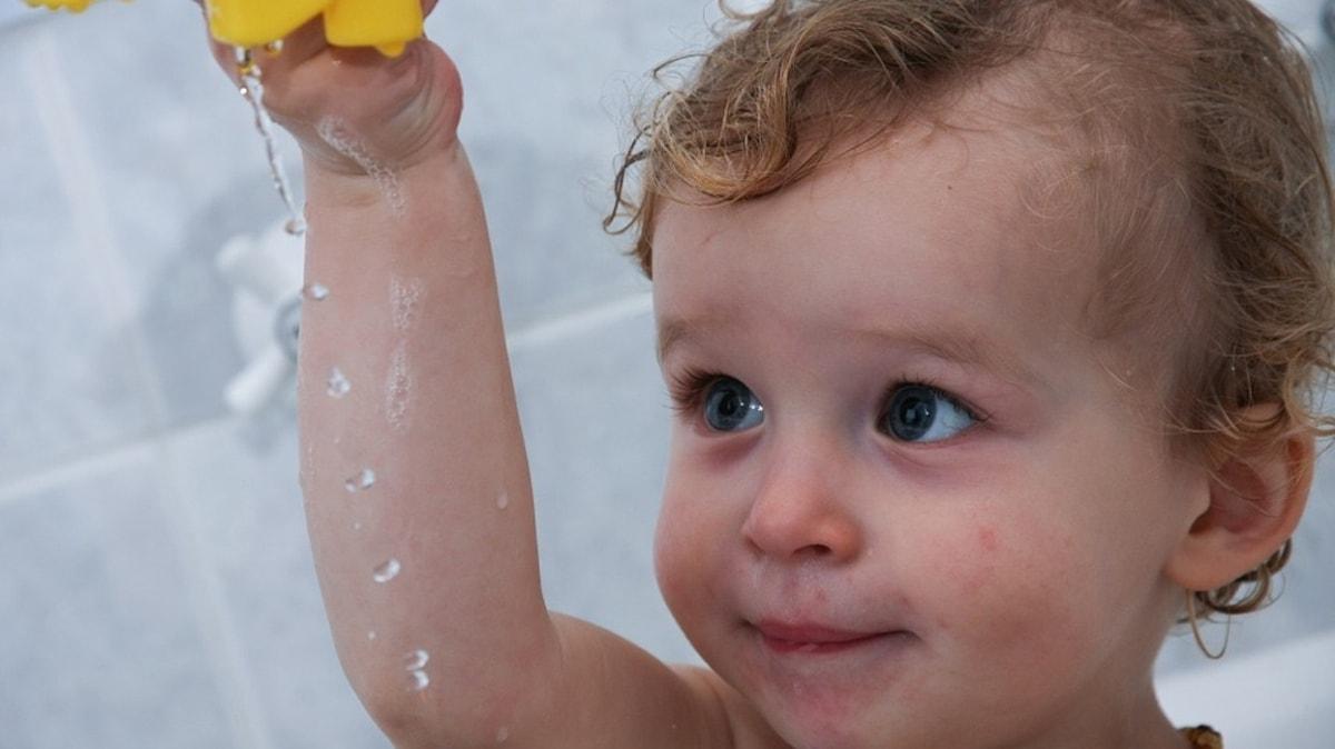 Bebek ampuan koronavirse kar koruyor