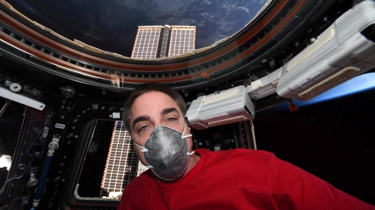 6 aydr uzayda olan astronottan Dnya'ya maskeli mesaj: Yeni gerekliim iin kendimi eitiyorum