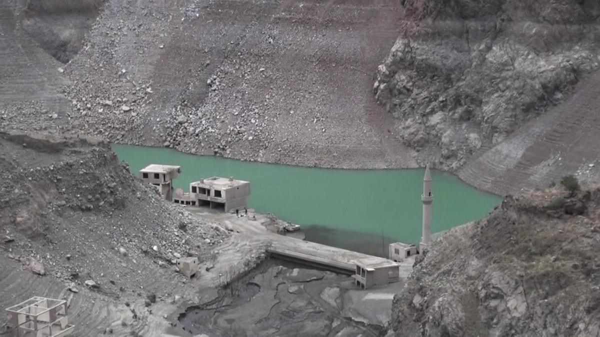Artvin'de artan grnt: Baraj suyu ekilince yerleim yerleri gn yzne kt