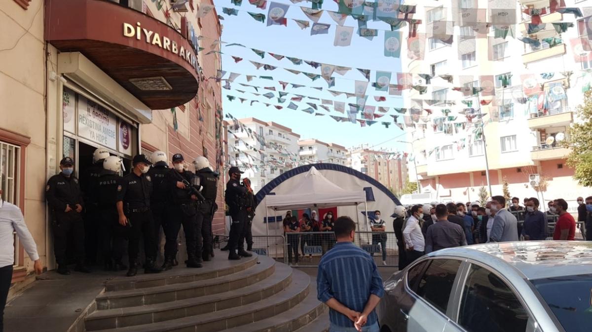 Basavclk talimat verdi: Diyarbakr'daki HDP il binas arand