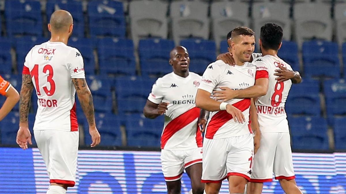 Lukas Podolski yeni sezonda ilk goln Medipol Baakehir'e att