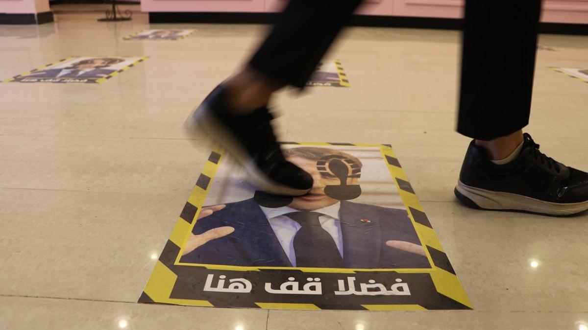 Arap lkelerinden Macron'a tepkiler sryor: Fotorafn yerdeki sosyal mesafe etiketlerine bastlar