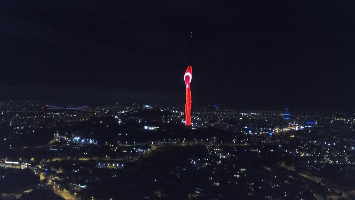 Çamlıca Kulesi 29 Ekim Cumhuriyet Bayramı'na özel ışık gösterisine sahne oldu