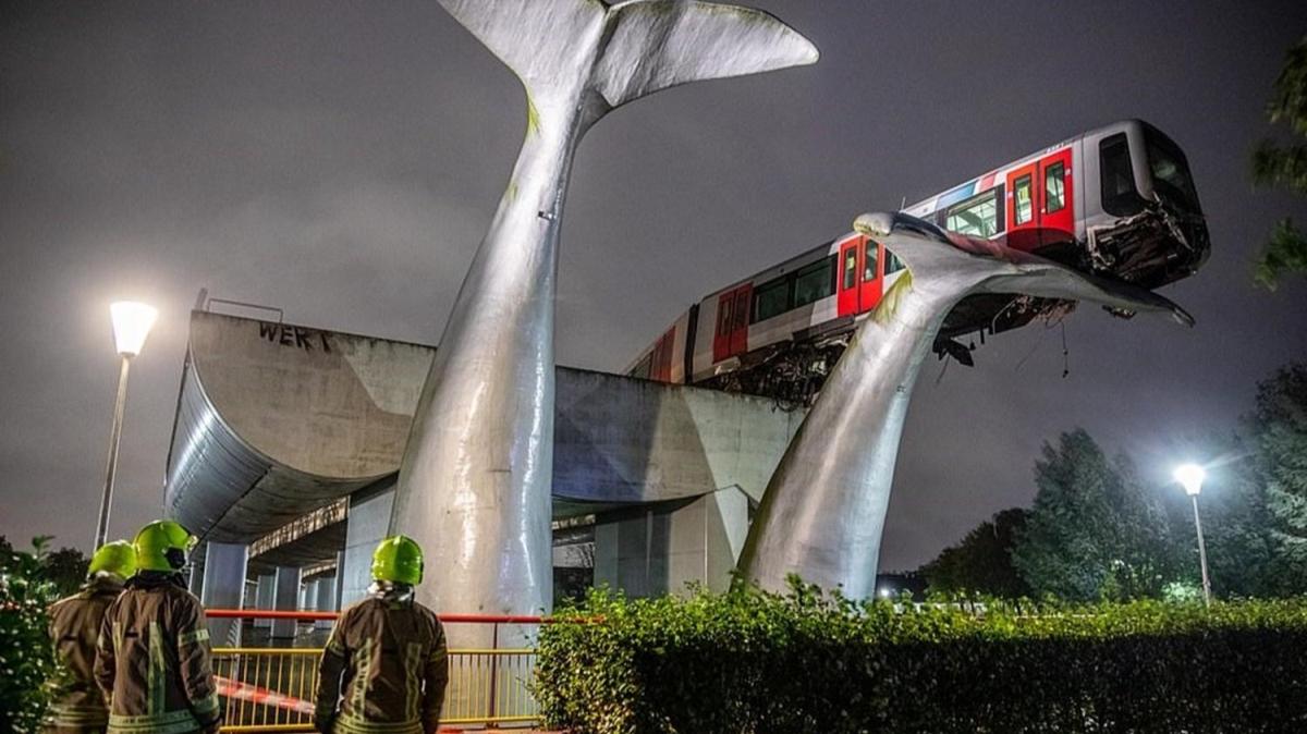 Hollanda'da korkun kaza! Tren 7.5 metre ykseklikteki dev balina heykeline arpp asl kald