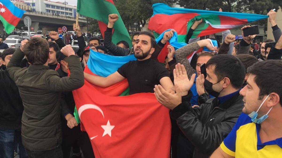 Azerbaycan'n ua'y igalden kurtarmasnn  ardndan bakent Bak'de kutlamalar yaplyor