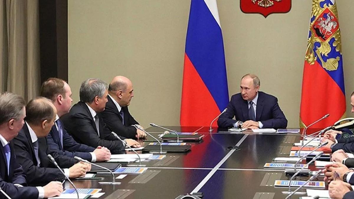 Rusya'da kabine deiiklii: Putin 3 bakan grevden ald
