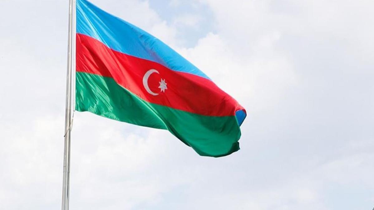 Azerbaycan bayra ua kentinde dalgalandrld