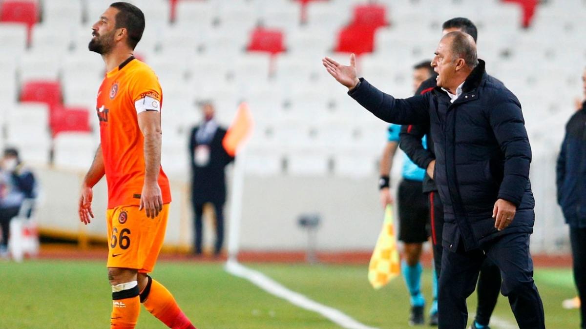 Galatasaray'da Arda Turan sadece kaptan deil, lider