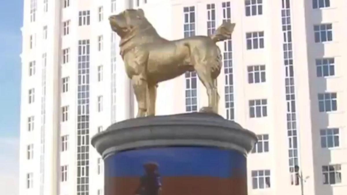 Türkmenistan lideri Berdimuhammedov'un başkente köpeğinin heykelini diktirmesine büyük tepki