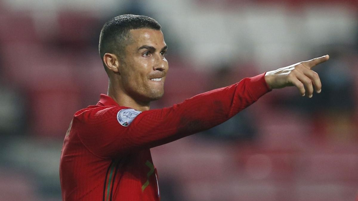 Manchester United, Cristiano Ronaldo iin ilk resmi teklifini yapt
