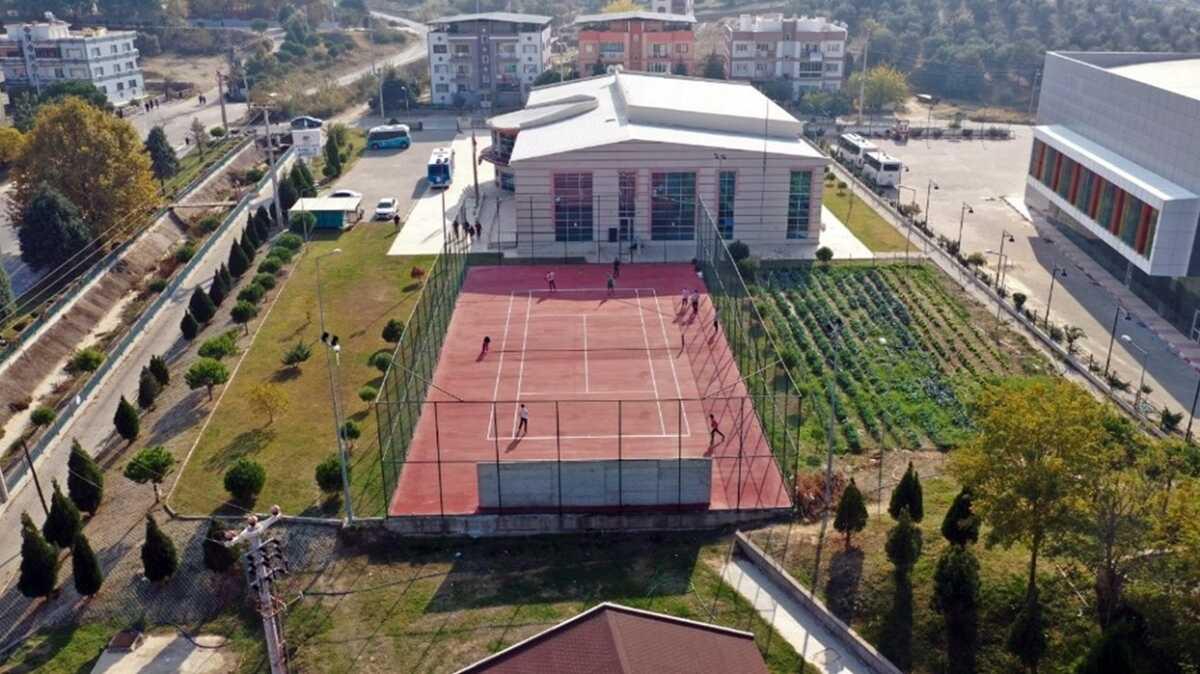 Manisa%E2%80%99ya+4+adet+modern+tenis+kortu+yat%C4%B1r%C4%B1m%C4%B1