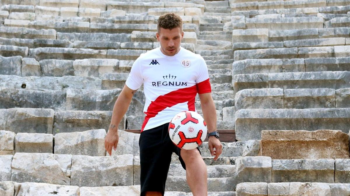 Lukas Podolski tantm filmi iin kameralarn karsna geti