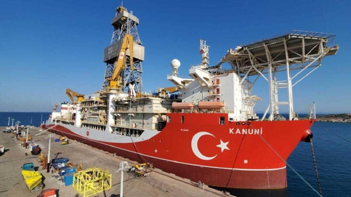 Trkiye'nin nc byk sondaj gemisi 'Kanuni'nin kule montajna baland