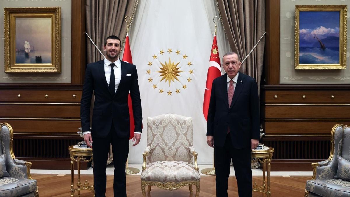 Cumhurbakan Erdoan, milli yzc Emre Sak'y kabul etti 