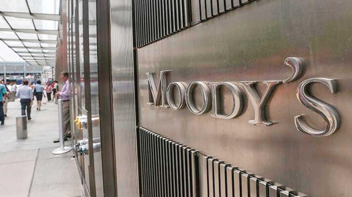 Moody's 12 bankann kredi notunu ykseltti