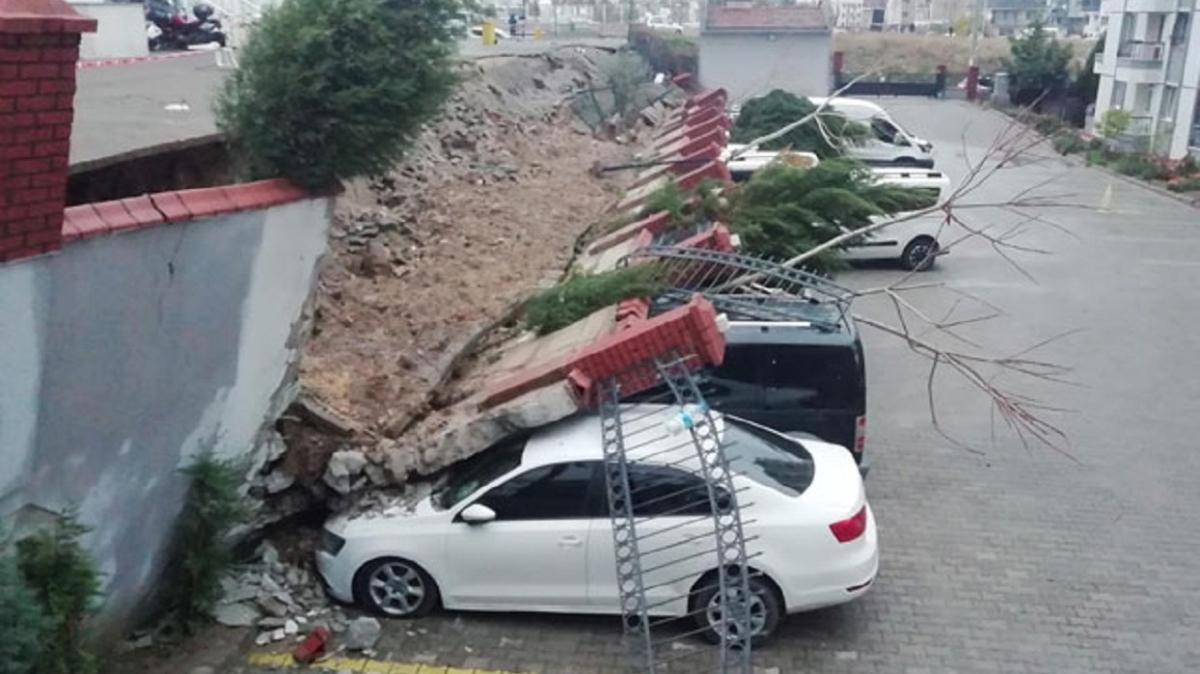 İzmir'de sitenin istinat duvarı çöktü: 20 araçta hasar var