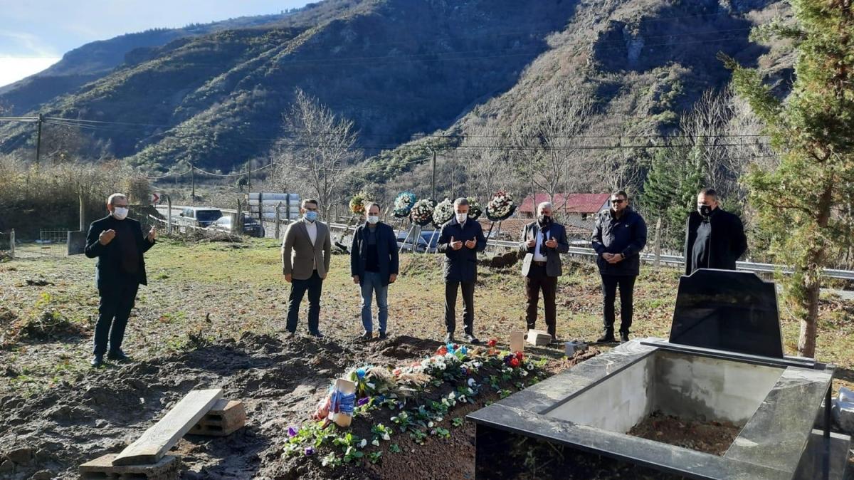 Ahmet Ağaoğlu'ndan Özkan Sümer'in mezarına ziyaret