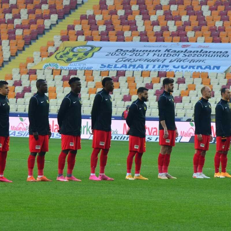 Protokol tribnne izinsiz girdiler! Aklama geldi