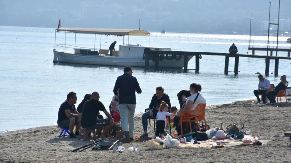 Marmaris'te salgın önlemleri: Plaj ve parklarda toplu oturmak yasaklandı