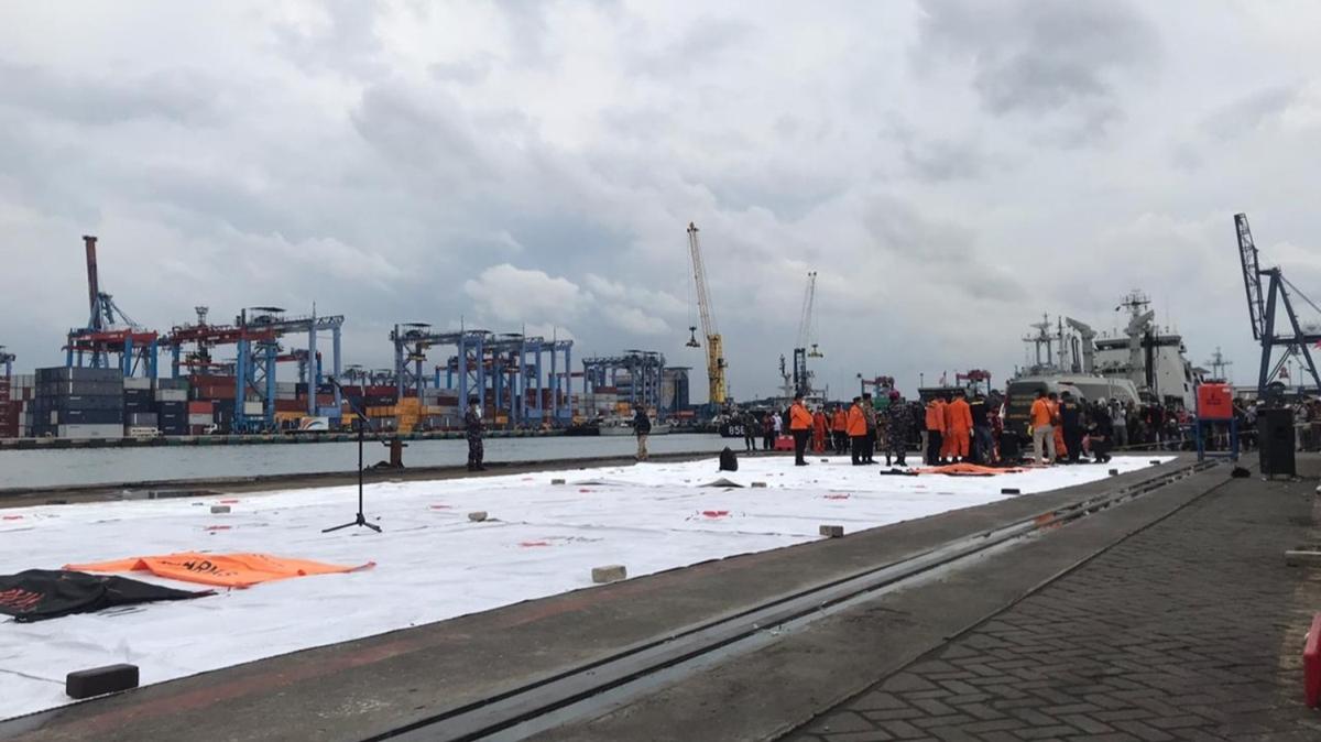 Endonezya'da denize den yolcu uann kara kutusunun yeri tespit edildi