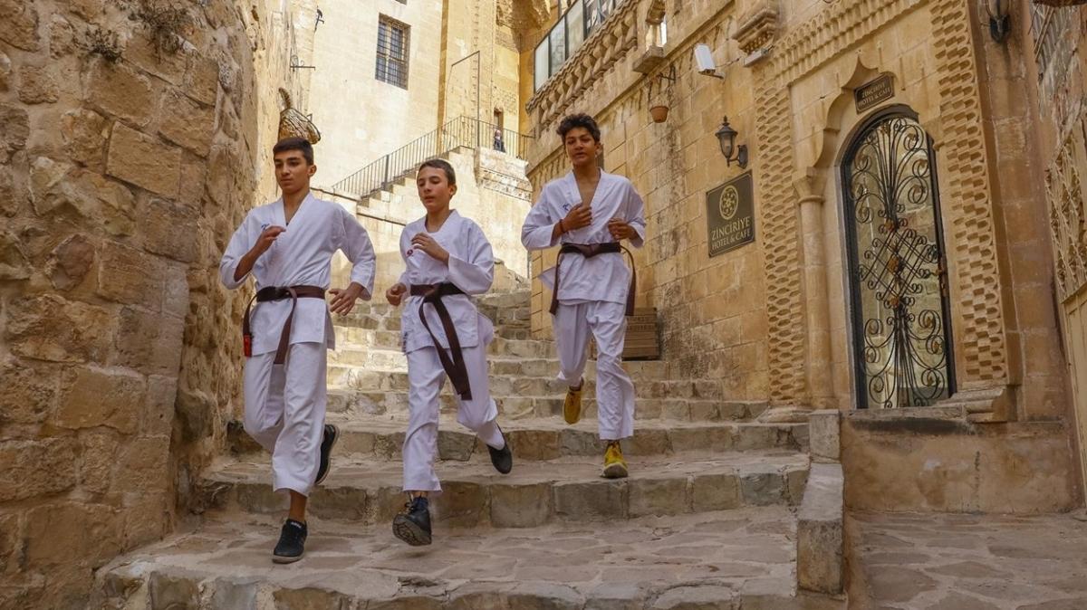 Mardin'in tarihi sokaklarnda milli takma hazrlanyorlar