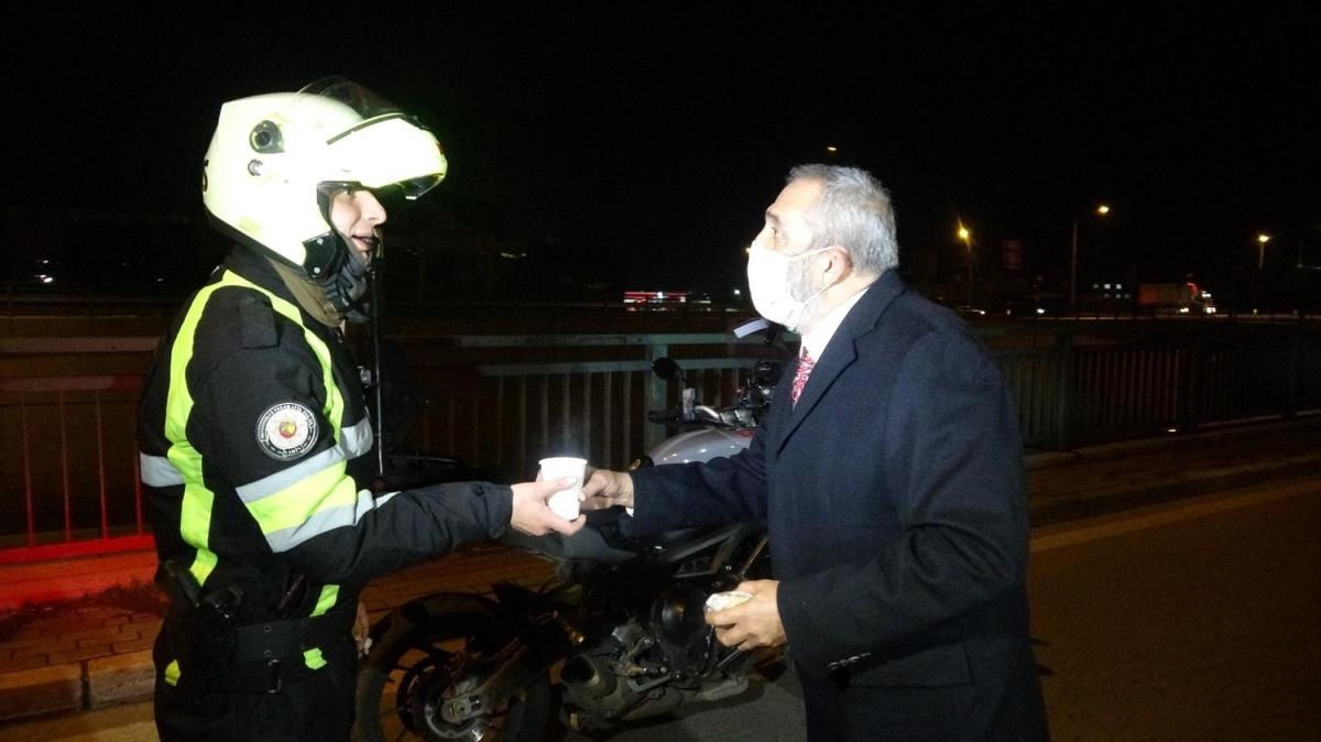 Yavuz Bingöl'den anlamlı hareket... Kısıtlama saatlerinde uygulama yapan polis ekiplerine çorba dağıttı