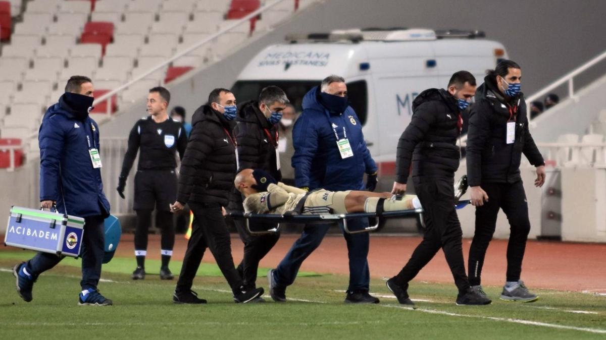 Fenerbahçe'de Marcel Tisserand sakatlanarak sedyeyle oyundan alındı
