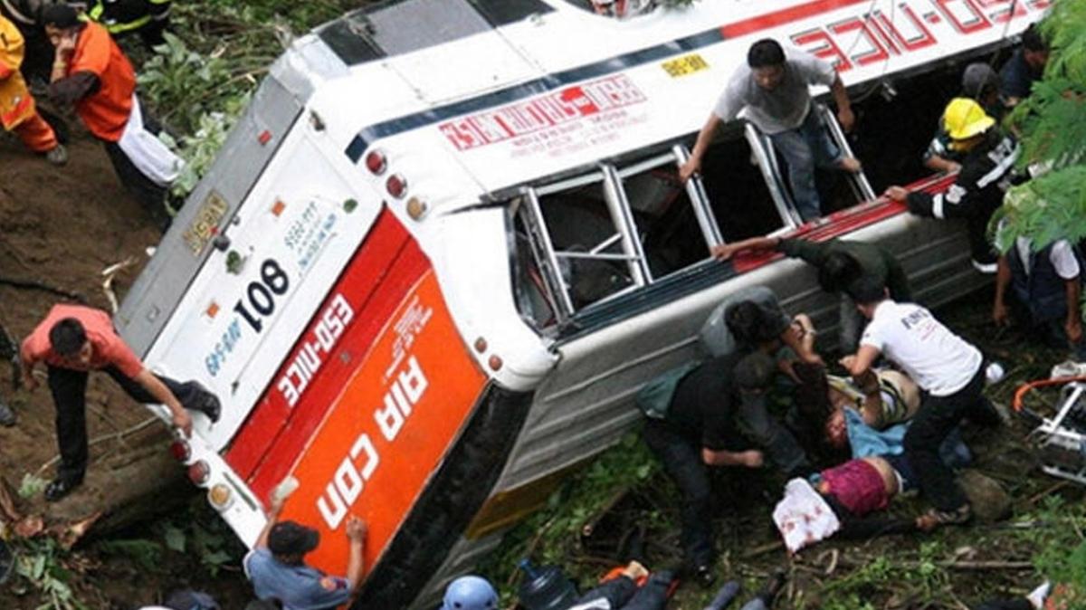 Brezilya'da can pazarı: Yolcu otobüsünün devrilmesi sonucu 21 kişi öldü