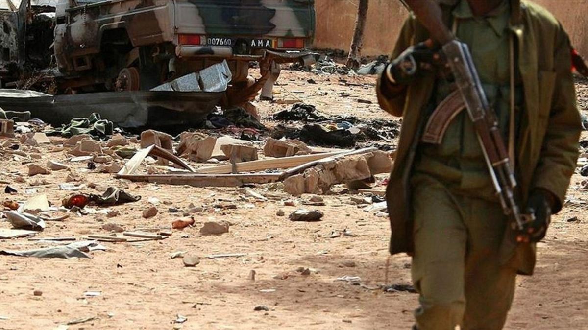 Mali'de 2 askeri üsse saldırı: 6 asker hayatını kaybetti