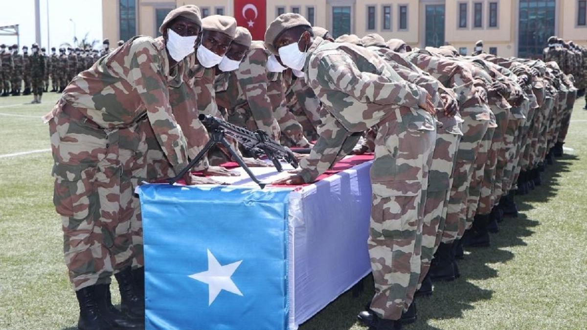 MSB duyurdu: Somali 7'nci Piyade Taburu'nun yemin töreni, Mogadişu'daki Anadolu Kışlası'nda gerçekleştirildi
