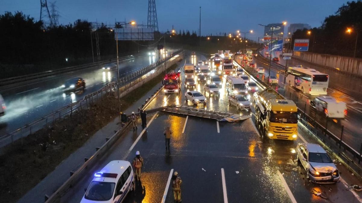 İstanbul'da yön tabelası devrildi! Trafik kilit