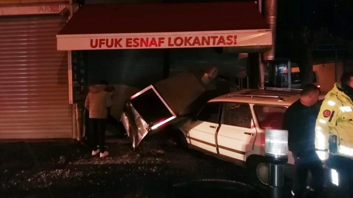 Aydın'da otomobil lokantaya daldı: 2 yaralı