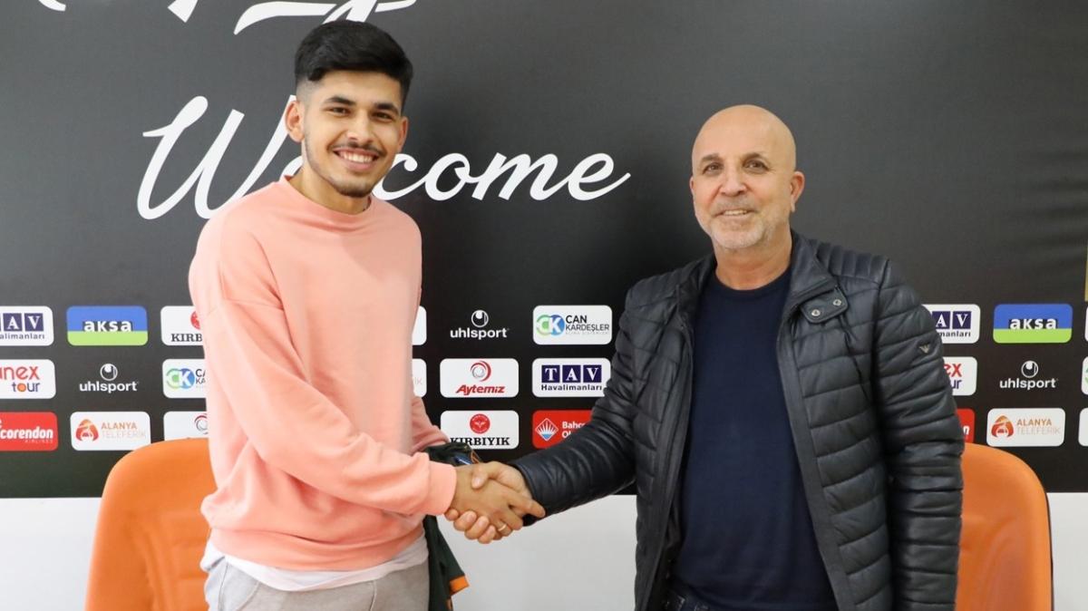 Furkan Bayır, Alanyaspor'a 4,5 yıllık imzayı attı