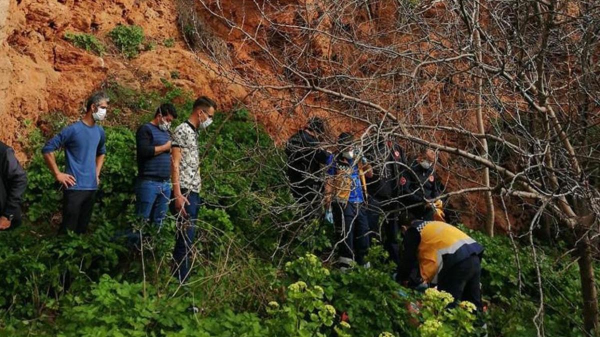 Dinlenmek iin surlara oturan vatanda surlardan kayalklara dt