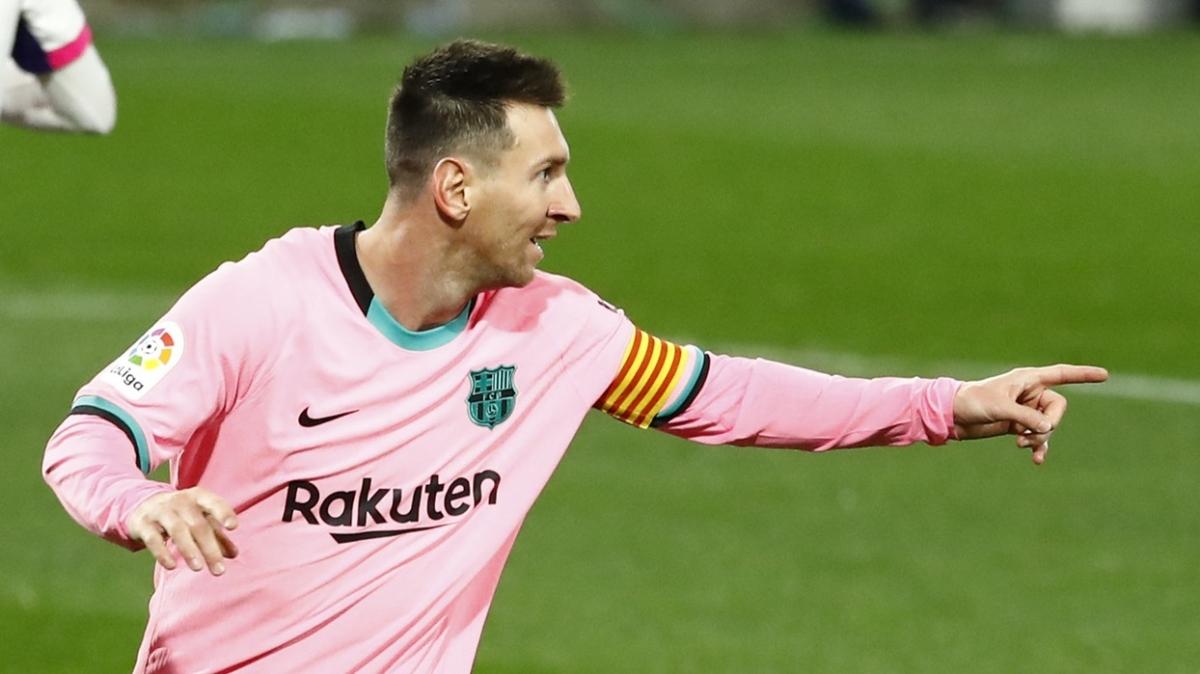 Paris Saint-Germain Lionel Messi'yi almak iin srar ediyor
