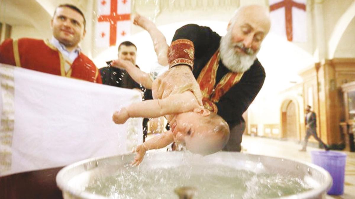 Vaftiz töreninde 6 haftalık bebeği kazayla öldürdüler