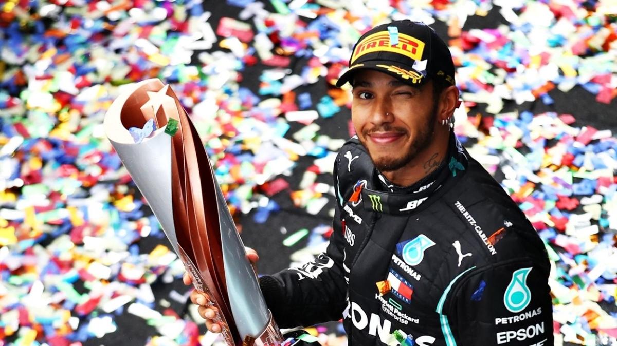 Mercedes, 2021 sezonu iin Lewis Hamilton ile szleme imzalad
