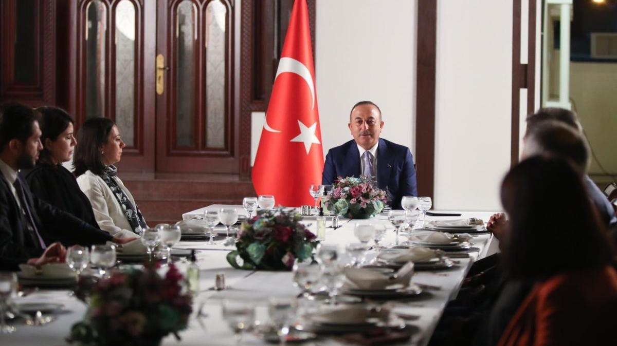 Dışişleri Bakanı Çavuşoğlu, Umman'da Türk vatandaşlarıyla buluştu